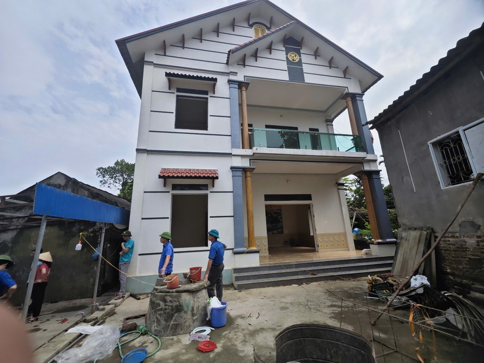 Nhà một hộ dân nằm sát vị trí sạt lở đê tả Lô. (Ảnh: Hoàng Hùng/TTXVN)