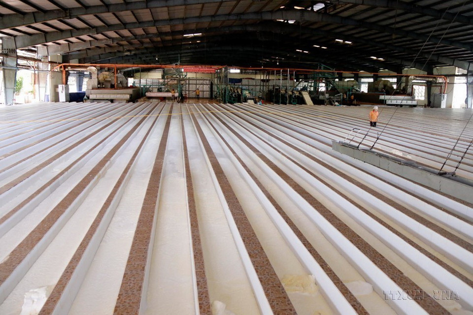 Việt Nam hiện là nhà đầu tư lớn thứ 2 tại tỉnh Champasak (Nam Lào) chỉ sau Thái Lan. Trong ảnh: Dây chuyền chế biến mủ cao su tại Nhà máy chế biến mủ cao su 23-2 của Công ty Cổ phần Cao su Việt-Lào ở tỉnh Champasak, Nam Lào. (Ảnh: Phạm Kiên/TTXVN)