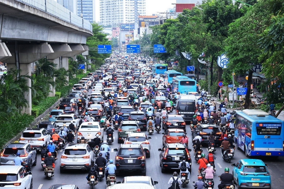 Đường Nguyễn Trãi hướng đi Ngã Tư Sở ùn cục bộ nhưng các phương tiện vẫn di chuyển được (ảnh chụp lúc 7 giờ 20 phút). (Ảnh: Tuấn Anh/TTXVN)