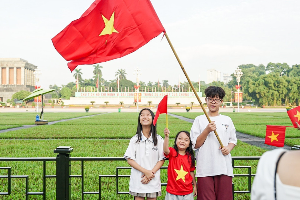 Các em nhỏ hân hoan trong ngày Quốc khánh 2/9. (Ảnh: Khánh Hòa/TTXVN)