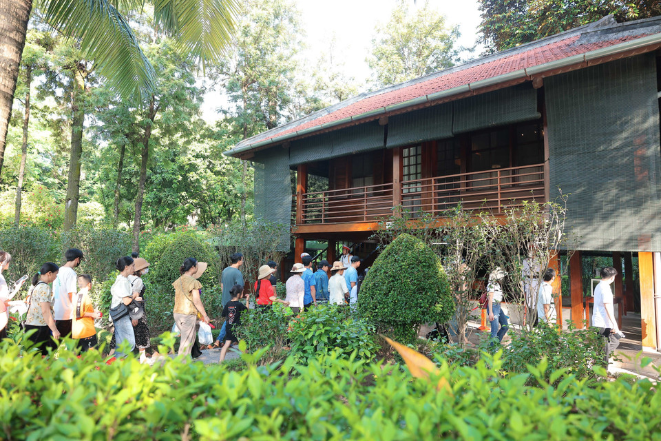 Người dân tham quan Nhà sàn trong Khu di tích Chủ tịch Hồ Chí Minh. (Ảnh: Hoàng Hiếu/TTXVN)