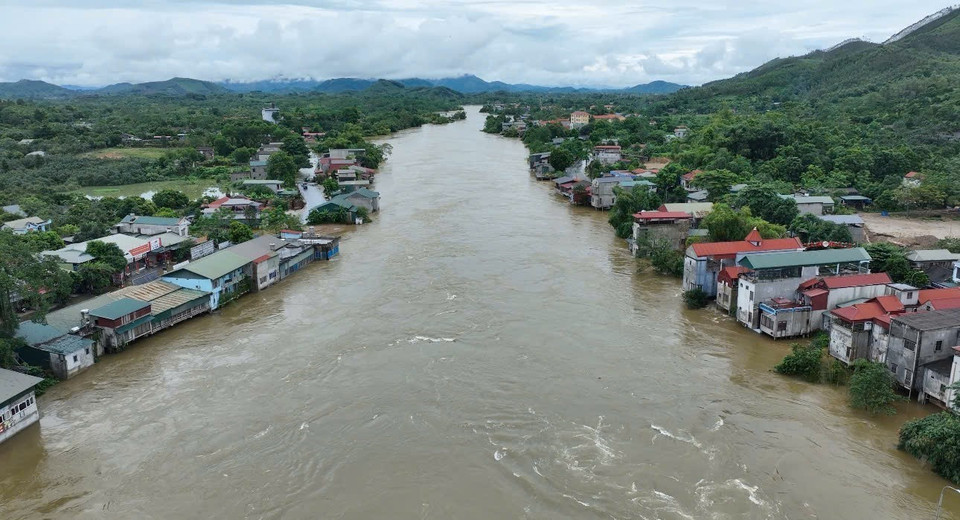 Đến 7 giờ sáng ngày 11/9/2024, lưu lượng nước đổ về hồ Thác Bà giảm xuống mức 3.180 m3/s, giảm hơn 1000m3/s so với chiều hôm qua. (Ảnh: TTXVN phát)