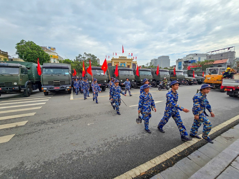 400 cán bộ, chiến sỹ quân đội, công an tham gia hỗ trợ khắc phục hậu quả bão số 3 trong ngày ra quân. (Ảnh: Hoàng Ngọc/TTXVN)