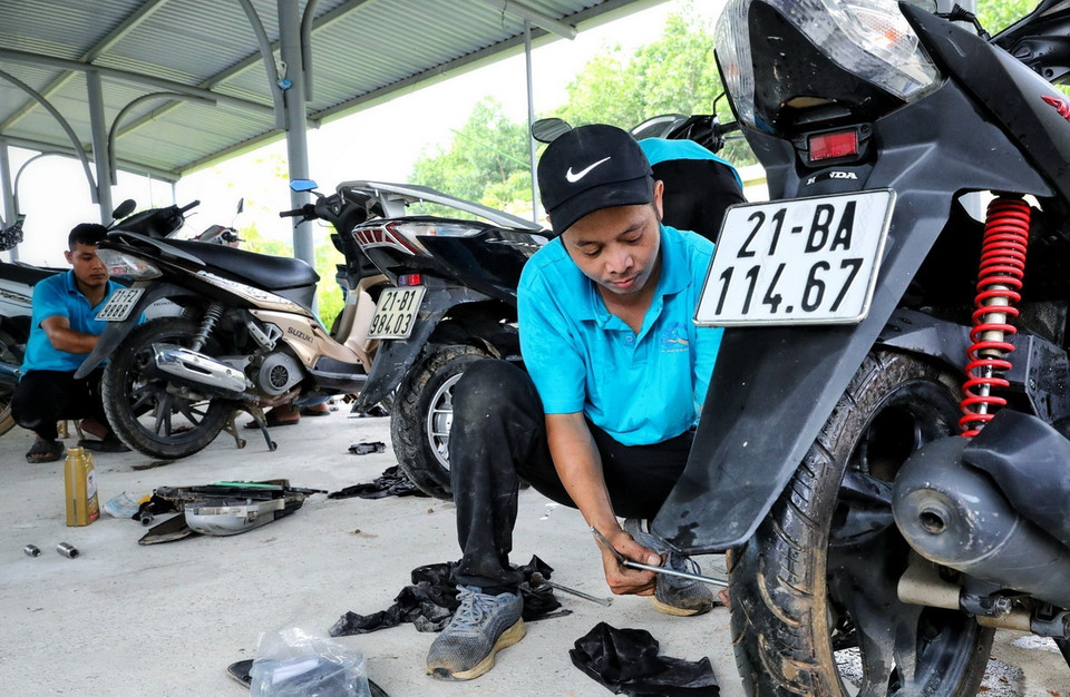 Gần 80 thợ sửa xe máy thuộc Hội kỹ thuật xe máy Thanh Hóa sẽ chia thành các nhóm để giúp người dân sửa chữa xe máy ở 3 điểm trên địa bàn thành phố. (Ảnh: Tuấn Anh/TTXVN)