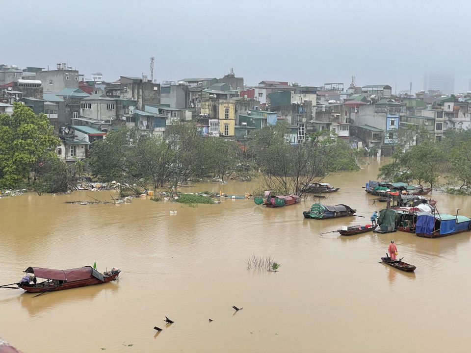 Lũ lên cao gây ngập lụt, cảnh báo cấp độ rủi ro thiên tai do lũ tại Hà Nội ở cấp 2 (ảnh chụp lúc 7h54). (Ảnh: Minh Quyết/TTXVN)