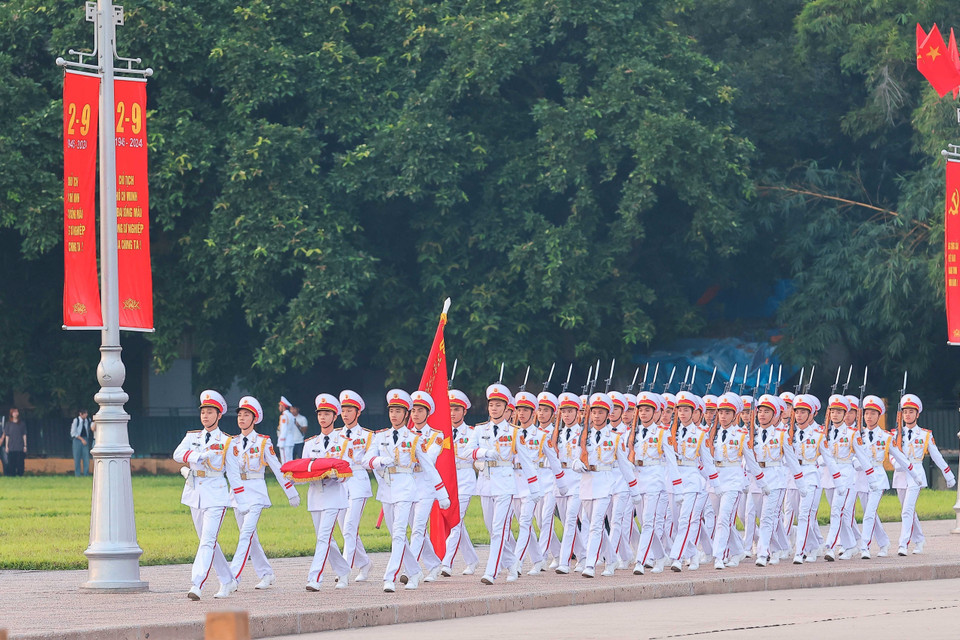 Đội tiêu binh di chuyển ra khu vực thực hiện nghi lễ thượng cờ. (Ảnh: Hoàng Hiếu/TTXVN)