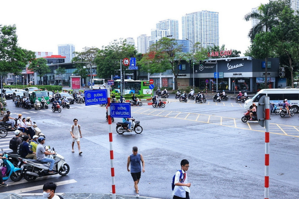 Nút giao ngã tư Nguyễn Tuân-Lê Văn Lương các xe vẫn đi lại dễ dàng (ảnh chụp lúc 7 giờ 5 phút). (Ảnh: Tuấn Anh/TTXVN)