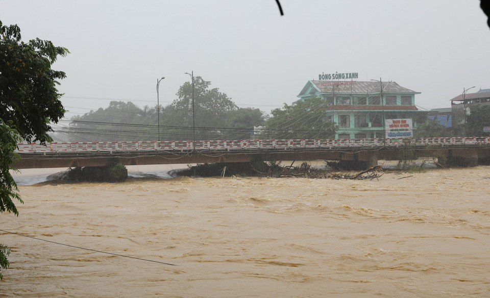 Nước sông Cầu tại cầu Gia Bảy sáng 10/9 vẫn ở mức cao. (Ảnh: Hoàng Nguyên/TTXVN)