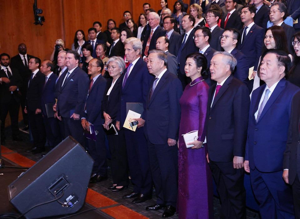 Tổng Bí thư, Chủ tịch nước Tô Lâm và Phu nhân cùng các đại biểu hát Quốc ca. (Ảnh: Lâm Khánh/TTXVN)