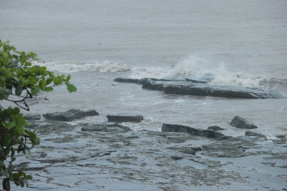 Từ 10h20, Đồ Sơn đã cắt điện để đảm bảo an toàn khi bão đổ bộ. (Ảnh: Minh Quyết/TTXVN)