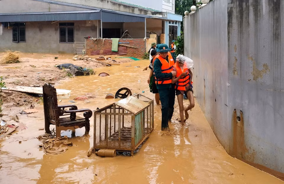 Lực lượng quân đội đưa người dân ra khỏi khu vực nguy hiểm. (Ảnh: Tuấn Anh/TTXVN)