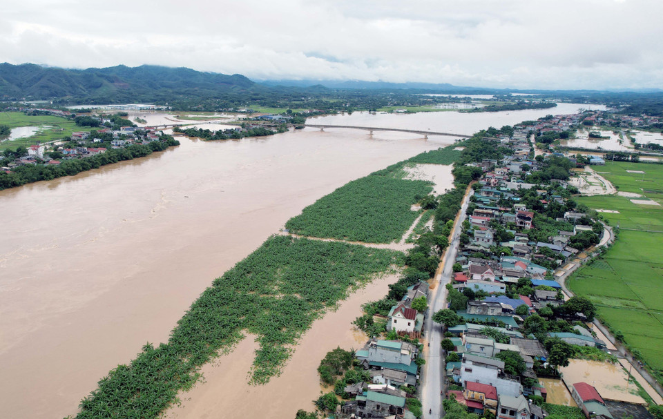 Mặc dù nước sông Hông đang rút nhưng vẫn trên báo động 3, khiến huyện Hạ Hòa, tỉnh Phú Thọ vẫn bị ngập sâu. (Ảnh: Tạ Toàn/TTXVN)