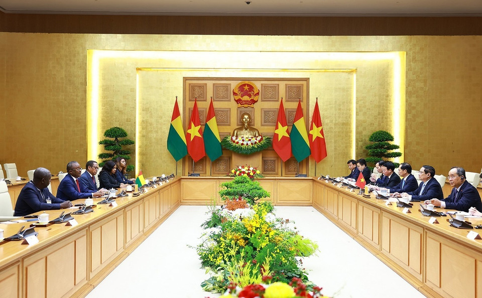 Thủ tướng Phạm Minh Chính hội kiến Tổng thống Cộng hòa Guinea-Bissau Umaro Sissoco Embaló. (Ảnh: Dương Giang/TTXVN)