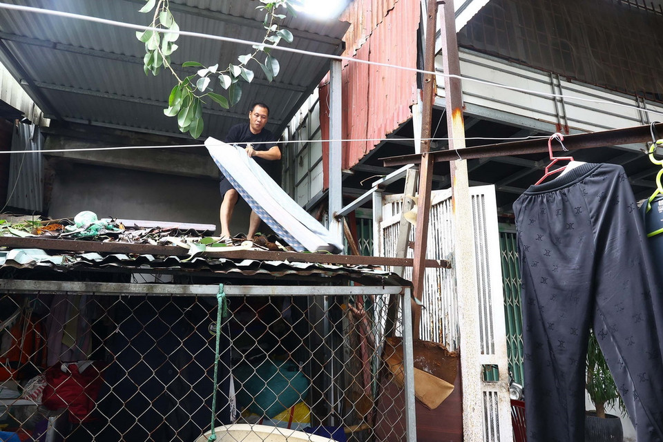 Người dân tại phường Chương Dương di chuyển tài sản, chiều 10/9. (Ảnh: Huy Hùng/TTXVN)