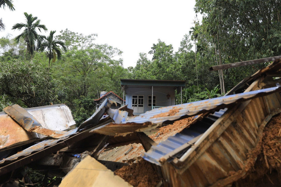 Hiện trường vụ sạt lở đất làm 2 người chết tại xóm Má Mư, xã Cuối Hạ, huyện Kim Bôi (Hòa Bình). (Ảnh: Trọng Đạt/TTXVN)