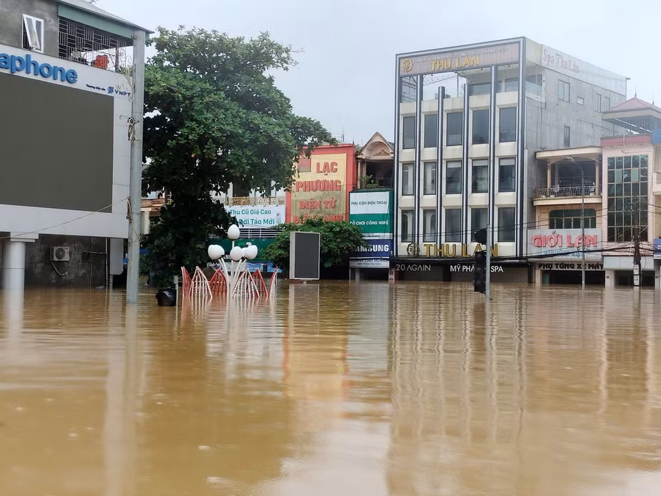 Sáng 10/9, khu vực ngã tư km2, thành phố Yên Bái vẫn ngập trong biển nước. (Ảnh: Tuấn Anh/TTXVN)