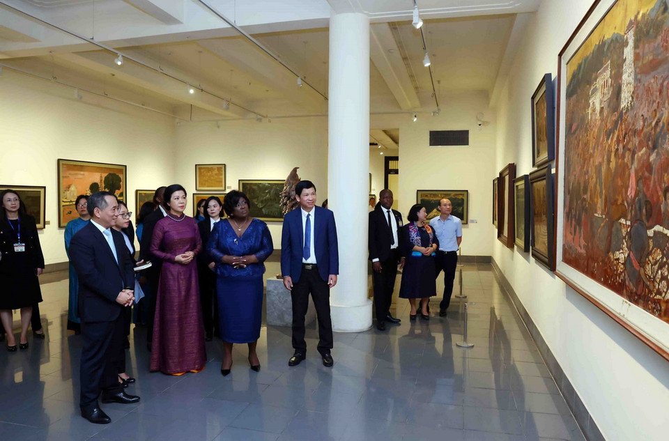 Phu nhân Tổng Bí thư, Chủ tịch nước Tô Lâm, bà Ngô Phương Ly và Phu nhân Tổng thống Mozambique Filipe Jacinto Nyusi, bà Isaura Ferrao Nyusi tham quan khu triển lãm tranh sơn mài tại Bảo tàng Mỹ thuật Việt Nam. (Ảnh: Phạm Kiên/TTXVN)