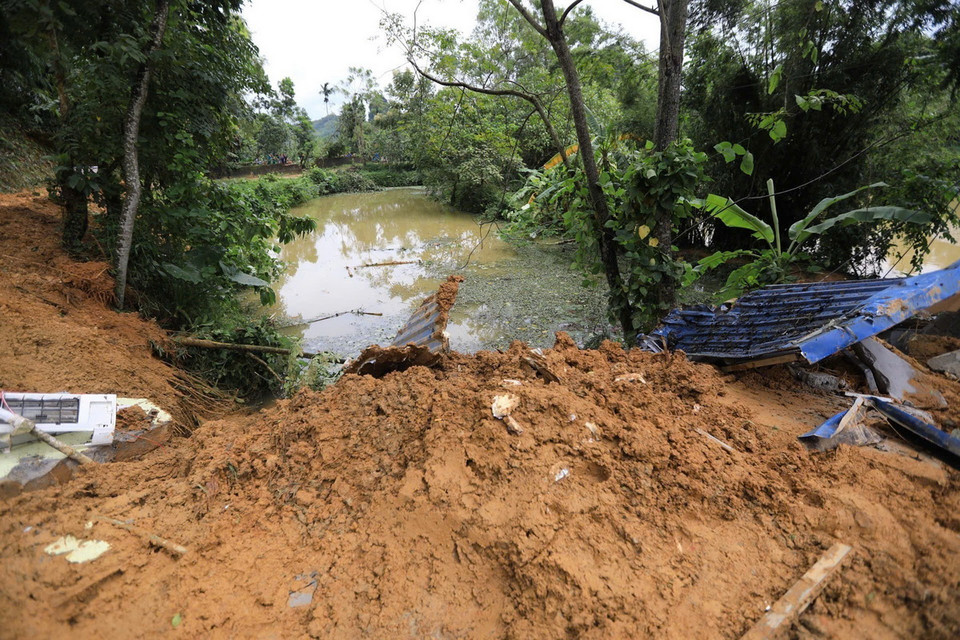 Hiện trường vụ sạt lở đất làm 2 người chết tại xóm Má Mư, xã Cuối Hạ, huyện Kim Bôi (Hòa Bình). (Ảnh: Trọng Đạt/TTXVN)