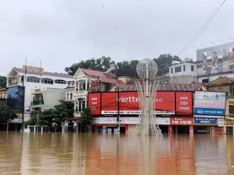 Sáng 10/9/2024, khu vực ngã tư km2, thành phố Yên Bái, vẫn ngập trong biển nước. (Ảnh: Tuấn Anh/TTXVN)