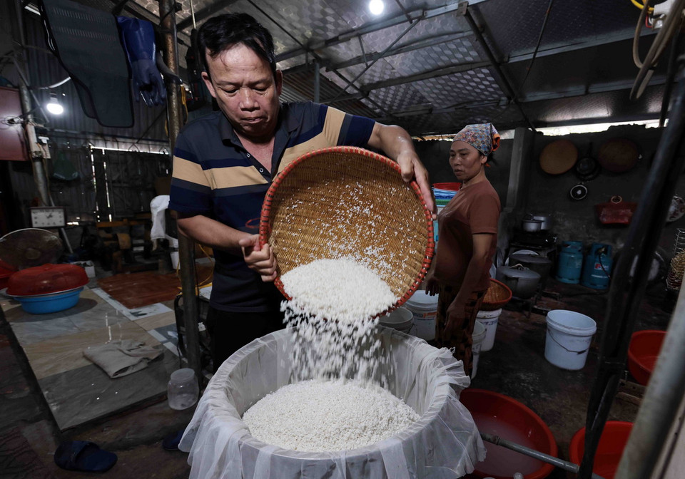 Xôi trước đây được nấu bằng bếp lửa, nay các gia đình sử dụng nồi hơi để nấu. (Ảnh: Trần Việt/TTXVN)