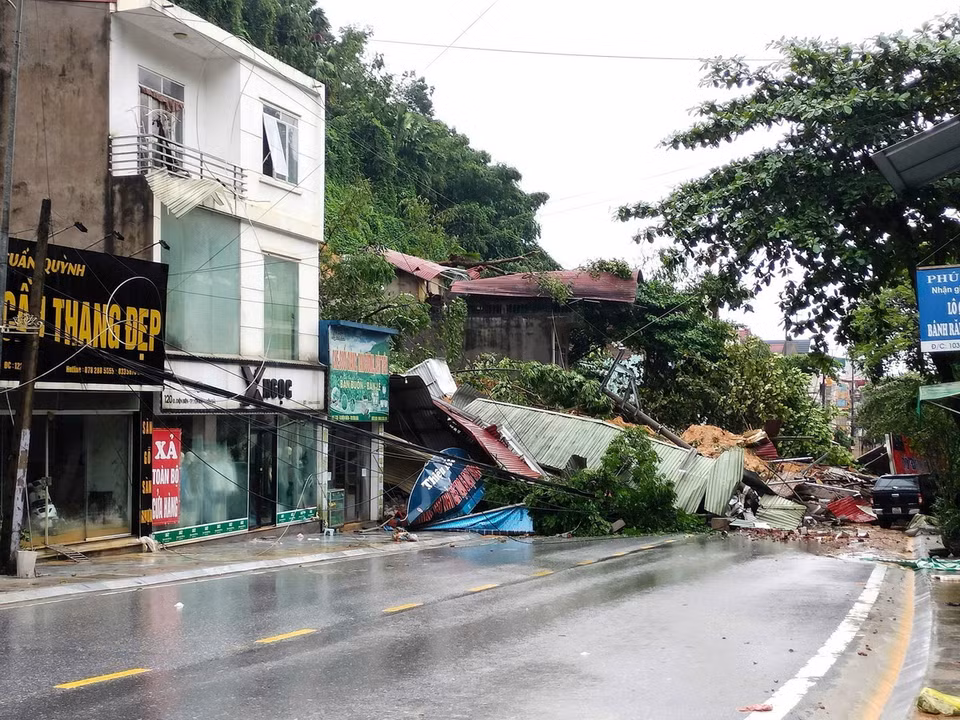 Sạt lở ta-luy tại đường Điện Biên, phường Yên Ninh, khiến 10 hộ dân bị ảnh hưởng và tắc toàn bộ tuyến đường chính. (Ảnh: Tuấn Anh/TTXVN)