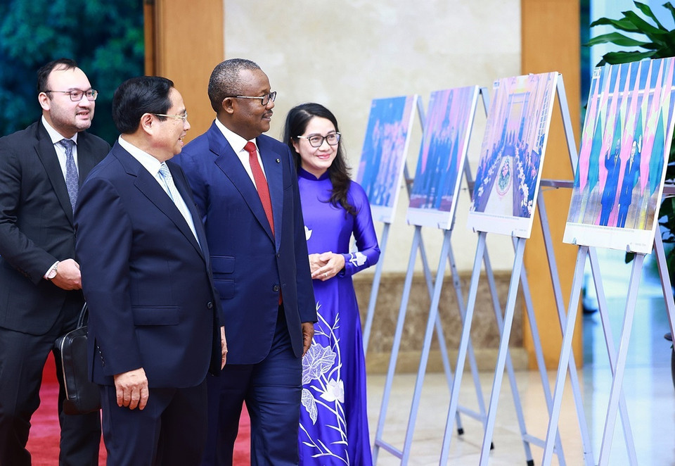 Thủ tướng Phạm Minh Chính và Tổng thống Cộng hòa Guinea-Bissau Umaro Sissoco Embaló xem trưng bày ảnh về quan hệ hợp tác giữa hai nước do TTXVN thực hiện. (Ảnh: Dương Giang/TTXVN)