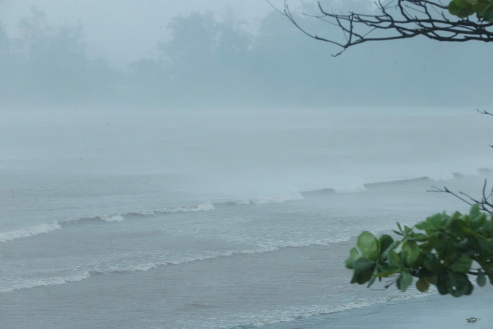 Biển Đồ Sơn (Hải Phòng) mù mịt trước khi bão số 3 đổ bộ (ảnh chụp lúc 12h55). (Ảnh: Minh Quyết/TTXVN)