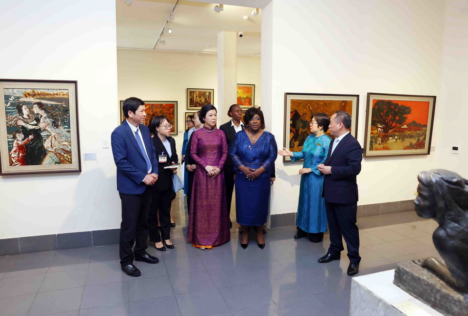 Phu nhân Tổng Bí thư, Chủ tịch nước Tô Lâm, bà Ngô Phương Ly và Phu nhân Tổng thống Mozambique Filipe Jacinto Nyusi, bà Isaura Ferrao Nyusi tham quan khu triển lãm tranh sơn mài tại Bảo tàng Mỹ thuật Việt Nam. (Ảnh: Phạm Kiên/TTXVN)