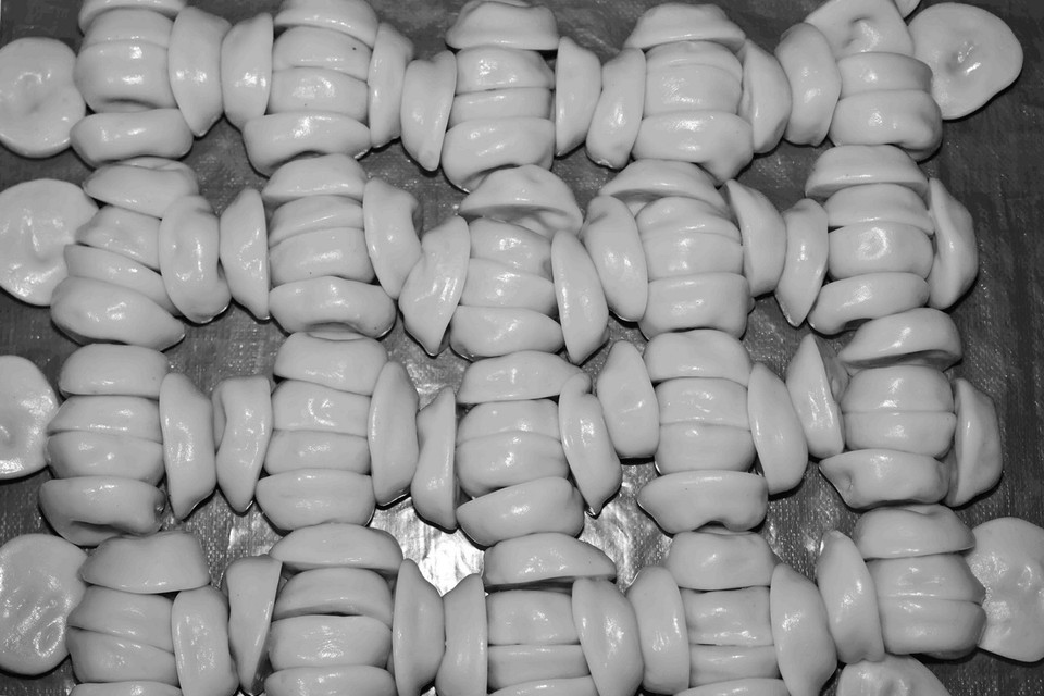 Bánh được xếp sẵn 6 chiếc một để gói. (Ảnh: Trần Việt/TTXVN)