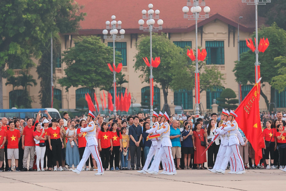 Hàng nghìn người dân có mặt tại Quảng Trường Ba Đình chứng kiến Lễ thượng cờ thiêng liêng trong ngày kỷ niệm 79 năm Quốc khánh. (Ảnh: Hoàng Hiếu/TTXVN)
