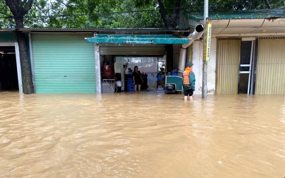 Hàng nghìn hộ dân tại huyện Hạ Hòa, Phú Thọ bị ngập sâu trong nước. (Ảnh: TTXVN phát)