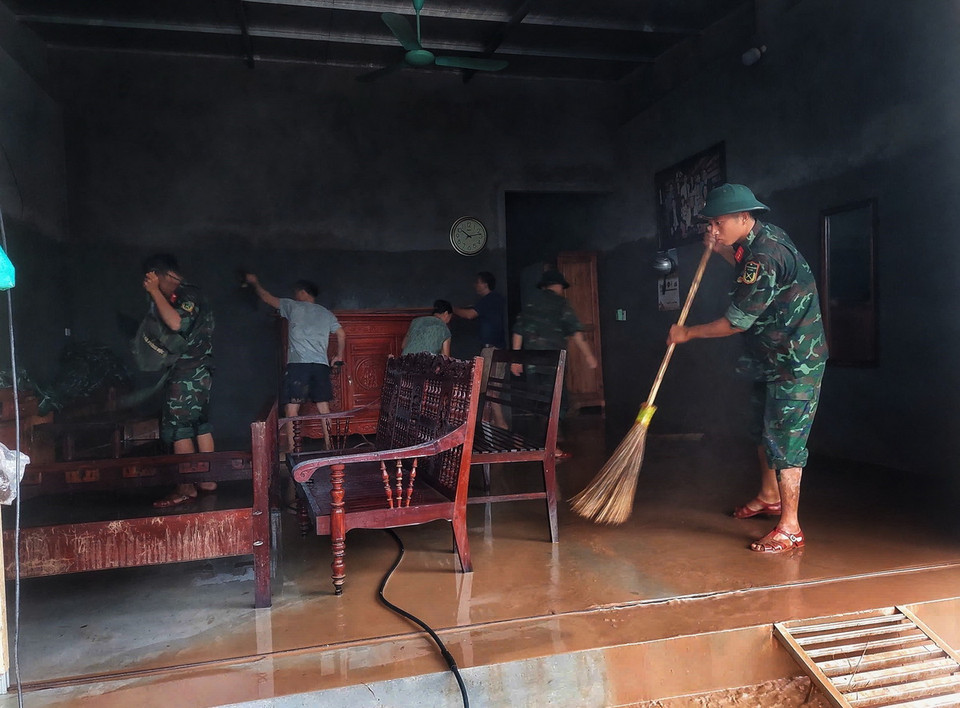 Cán bộ, chiến sỹ Ban Chỉ huy quân sự huyện Sơn Động giúp dân dọn dẹp môi trường sau khi lũ rút. (Ảnh: TTXVN phát)