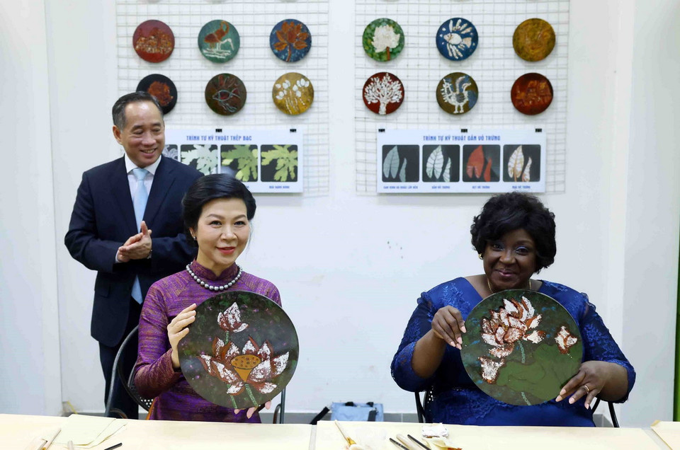 Phu nhân Tổng Bí thư, Chủ tịch nước Tô Lâm, bà Ngô Phương Ly và Phu nhân Tổng thống Mozambique Filipe Jacinto Nyusi, bà Isaura Ferrao Nyusi với 2 tác phẩm tranh sơn mài vừa tự thực hiện. (Ảnh: Phạm Kiên/TTXVN)