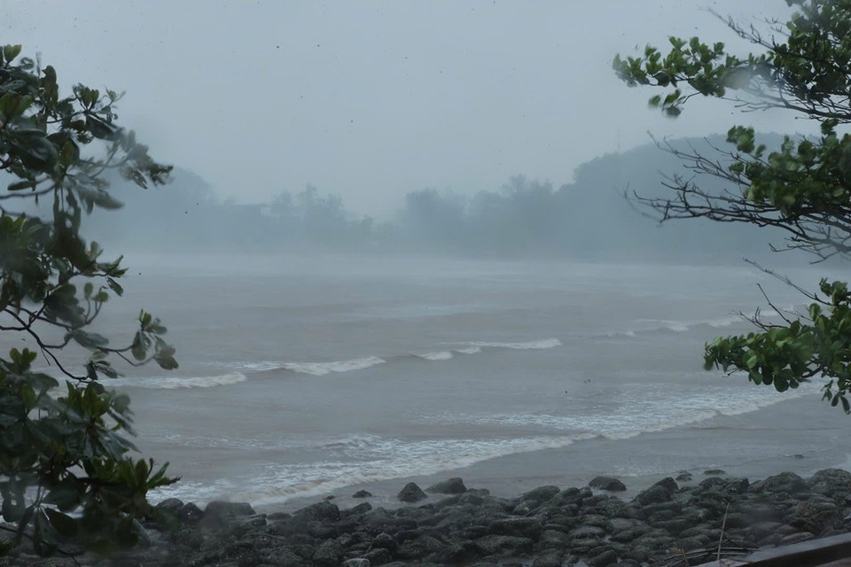 Bão số 3 đang áp sát đất liền, sắp đổ bộ vào đất liền Quảng Ninh, Hải Phòng. Tại quận Đồ Sơn (Hải Phòng), gió tăng lên cấp 10-11, mưa lớn. Từ 10h20, Đồ Sơn đã cắt điện để đảm bảo an toàn khi bão đổ bộ. (Ảnh: Minh Quyết/TTXVN)