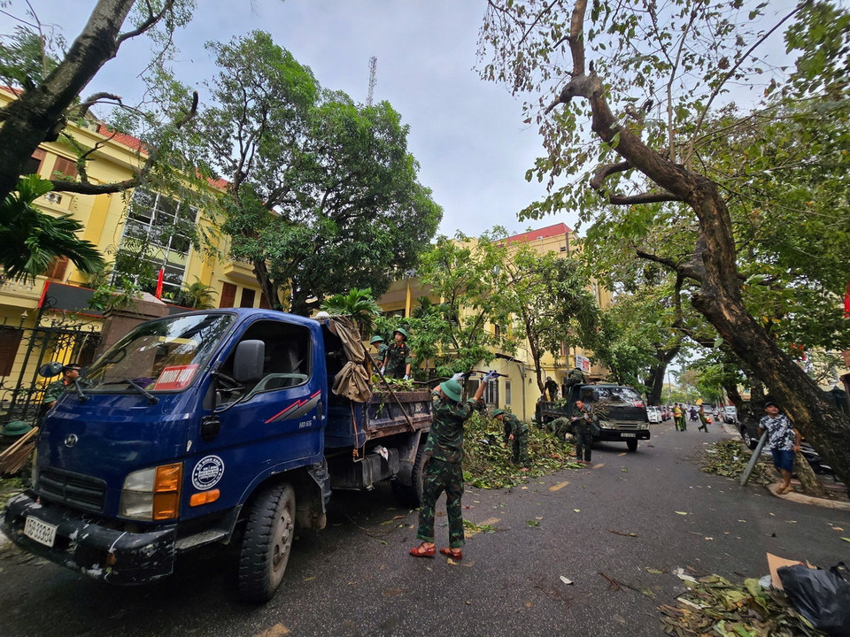 400 cán bộ, chiến sỹ quân đội, công an tham gia hỗ trợ khắc phục hậu quả bão số 3 trong ngày ra quân. (Ảnh: Hoàng Ngọc/TTXVN)