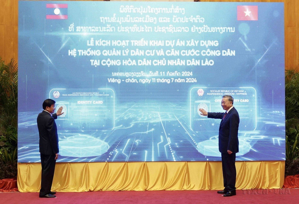 Chủ tịch nước Tô Lâm và Tổng Bí thư, Chủ tịch nước Lào Thongloun Sisoulith thực hiện nghi thức kích hoạt triển khai dự án Xây dựng hệ thống quản lý dân cư và căn cước công dân tại Lào (Vientiane, 11/7/2024). (Ảnh: Nhan Sáng/TTXVN)