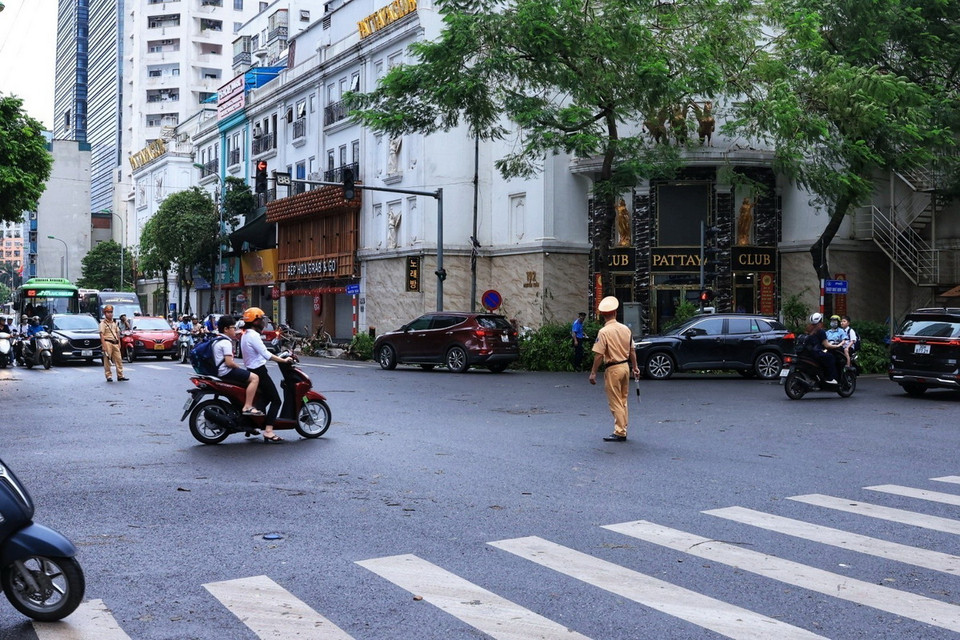 Các ngã tư thông thoáng khi có lực lượng cảnh sát giao thông điều tiết. (Ảnh: Tuấn Anh/TTXVN)