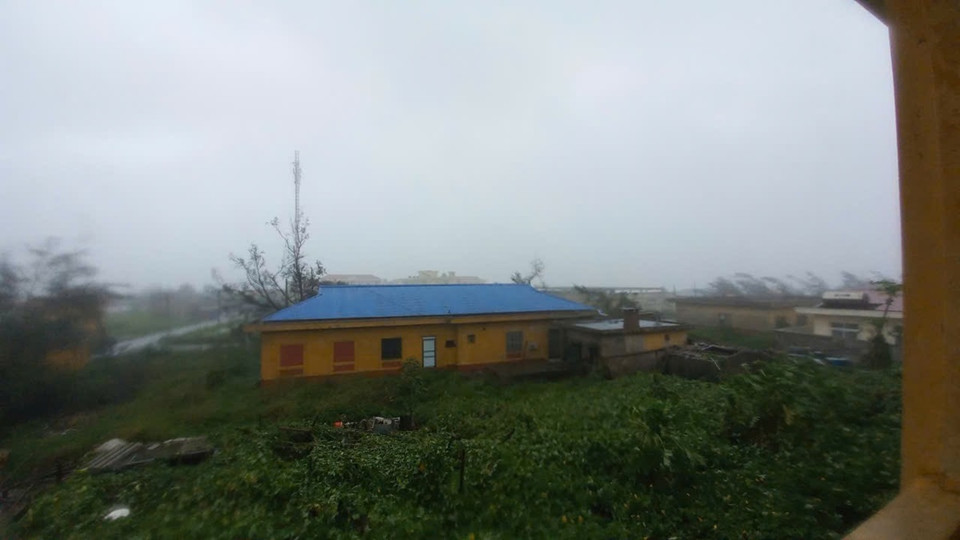 Bão số 3 đang gây gió giật cấp 16 và mưa lớn trên đảo Bạch Long Vĩ. (Ảnh: Sơn Hà/TTXVN)