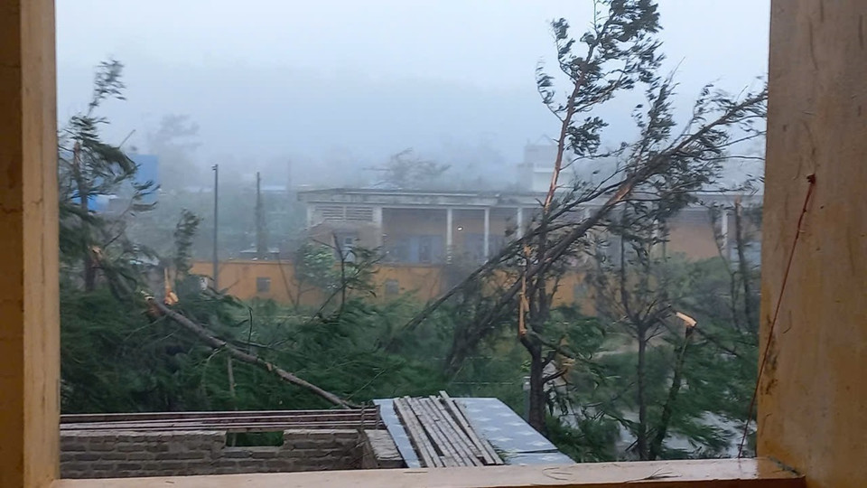 Bão số 3 đang gây gió giật cấp 16 và mưa lớn trên đảo Bạch Long Vĩ. (Ảnh: Sơn Hà/TTXVN)