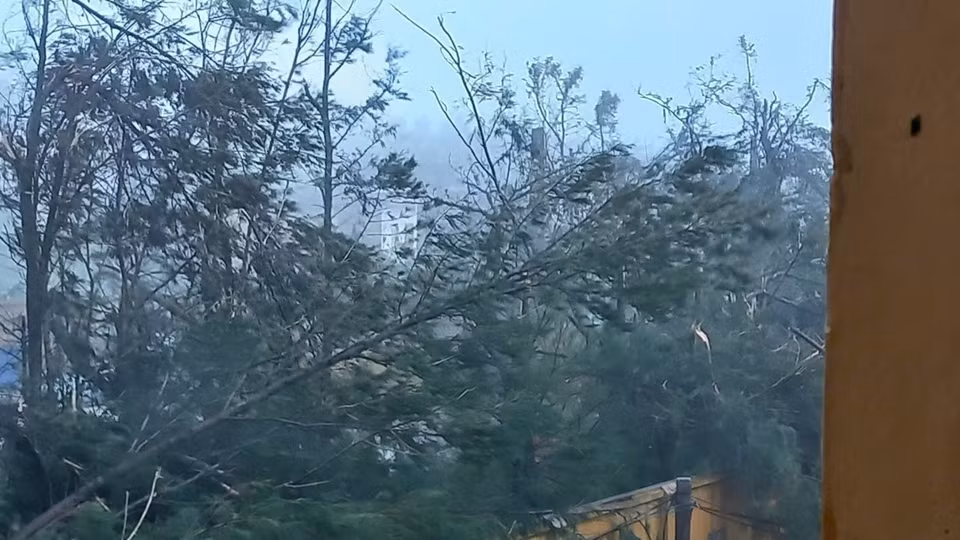 Bão số 3 đang gây gió giật cấp 16 và mưa lớn trên đảo Bạch Long Vĩ. (Ảnh: Sơn Hà/TTXVN)