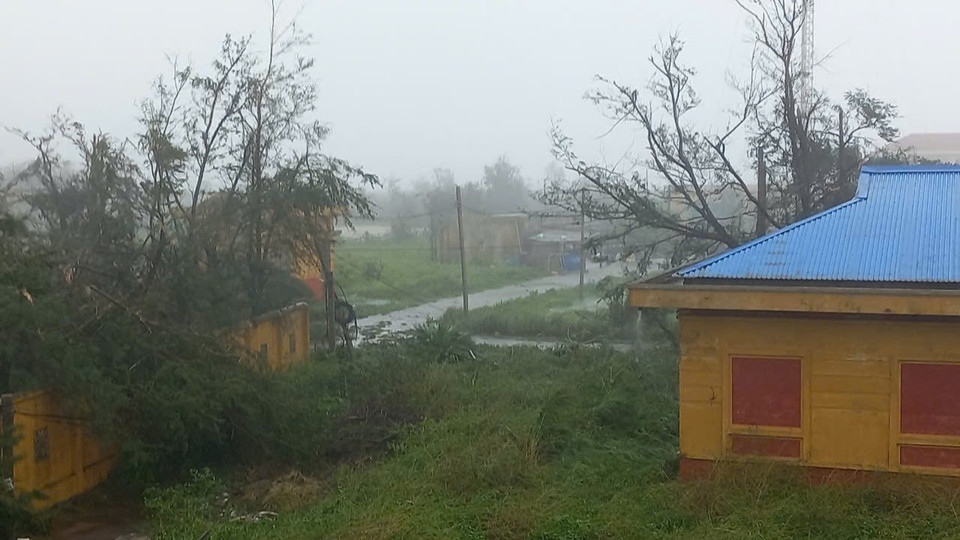 Bão số 3 đang gây gió giật cấp 16 và mưa lớn trên đảo Bạch Long Vĩ. (Ảnh: Sơn Hà/TTXVN)