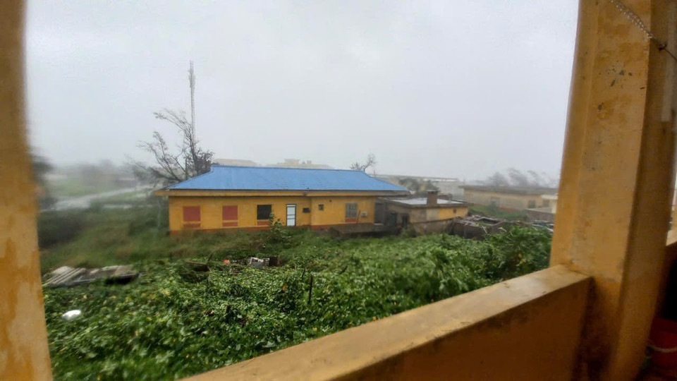 Bão số 3 đang gây gió giật cấp 16 và mưa lớn trên đảo Bạch Long Vĩ. (Ảnh: Sơn Hà/TTXVN)