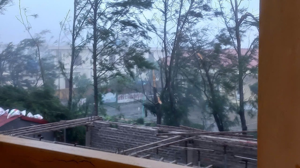 Bão số 3 đang gây gió giật cấp 16 và mưa lớn trên đảo Bạch Long Vĩ. (Ảnh: Sơn Hà/TTXVN)