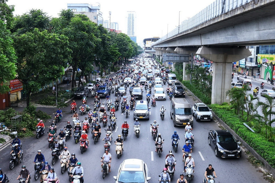 Sáng 9/9/2024, giao thông tại các trục đường trên địa bàn Hà Nội đã trở lại bình thường sau cơn bão số 3 gây thiệt hại khiến đổ hàng loạt cây xanh. Một vài nút giao thông ùn cục bộ nhưng người dân vẫn di chuyển bình thường. (Ảnh: TTXVN)