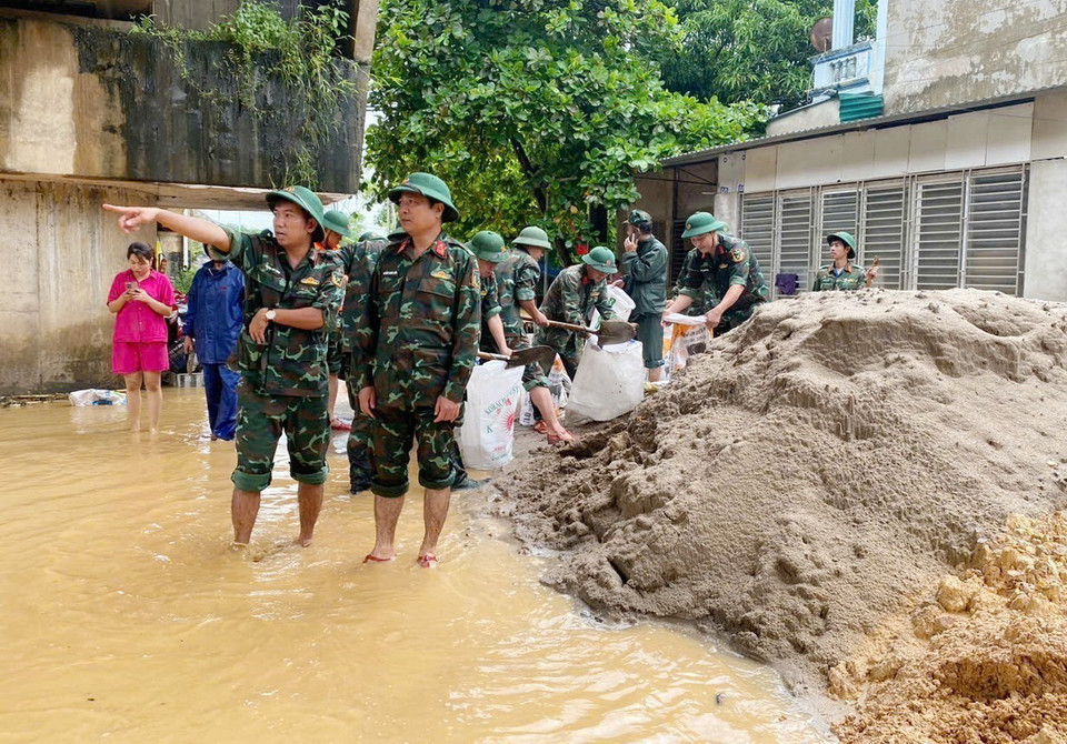 Sư đoàn 316 của Quân khu 2 và Bộ Chỉ huy Quân sự tỉnh Phú Thọ tăng cường hơn 400 cán bộ chiến sỹ hỗ trợ huyện Hạ Hòa triển khai đắp trạch ngăn nước. (Ảnh: Tạ Toàn/TTXVN)