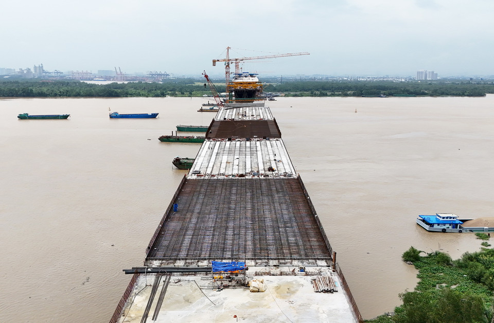 Một phần mặt cầu phía bên huyện Nhơn Trạch (Đồng Nai) đang dần hoàn thiện. (Ảnh: Hồng Đạt/Vietnam+)