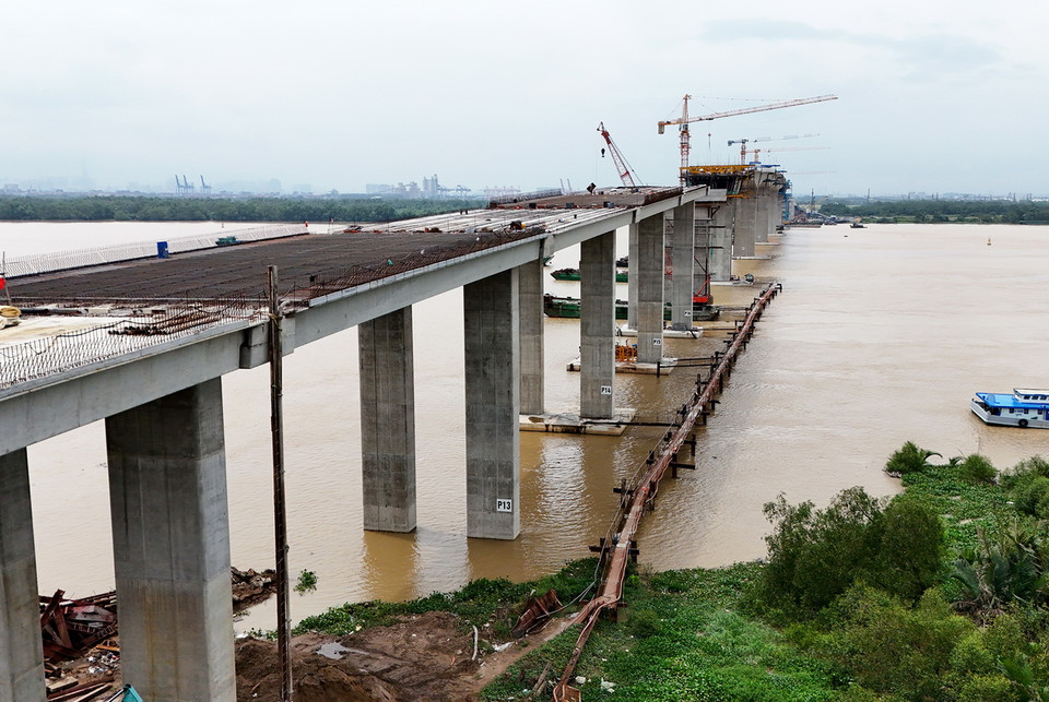 Với 39 trụ, 2 mố cầu, 40 nhịp gồm cả cầu dẫn, cầu Nhơn Trạch có khối lượng thi công khổng lồ. (Ảnh: Hồng Đạt/Vietnam+)