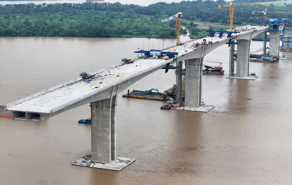 Cầu Nhơn Trạch vừa hợp long hai nhịp chính đầu tiên giữa sông Đồng Nai. (Ảnh: Hồng Đạt/Vietnam+)