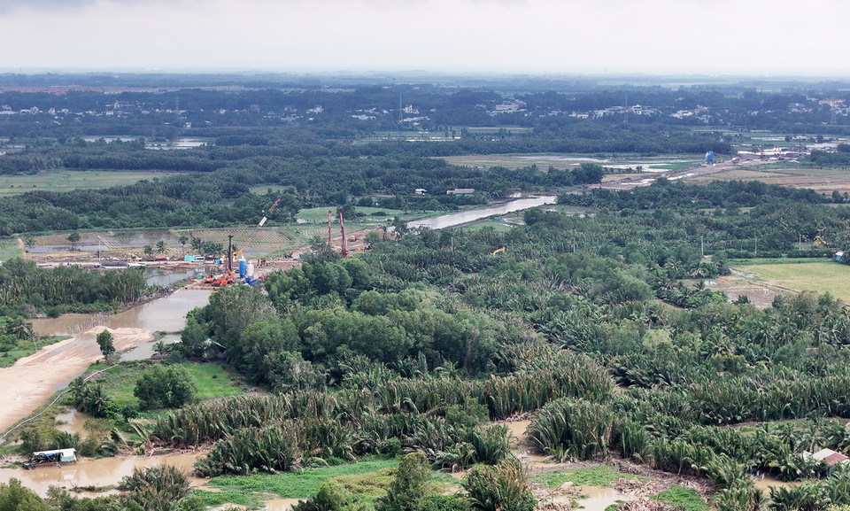 Gói thầu đường dẫn lên cầu Nhơn Trạch (Dự án thành phần 1A của đường Vành đai 3 Thành phố Hồ Chí Minh) cũng đang được khẩn trương thi công. (Ảnh: Hồng Đạt/Vietnam+)