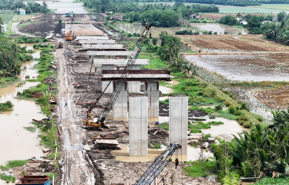 Thi công phần trụ cầu đoạn lên cầu Nhơn Trạch trong điều kiện mưa gió thất thường. (Ảnh: Hồng Đạt/Vietnam+)